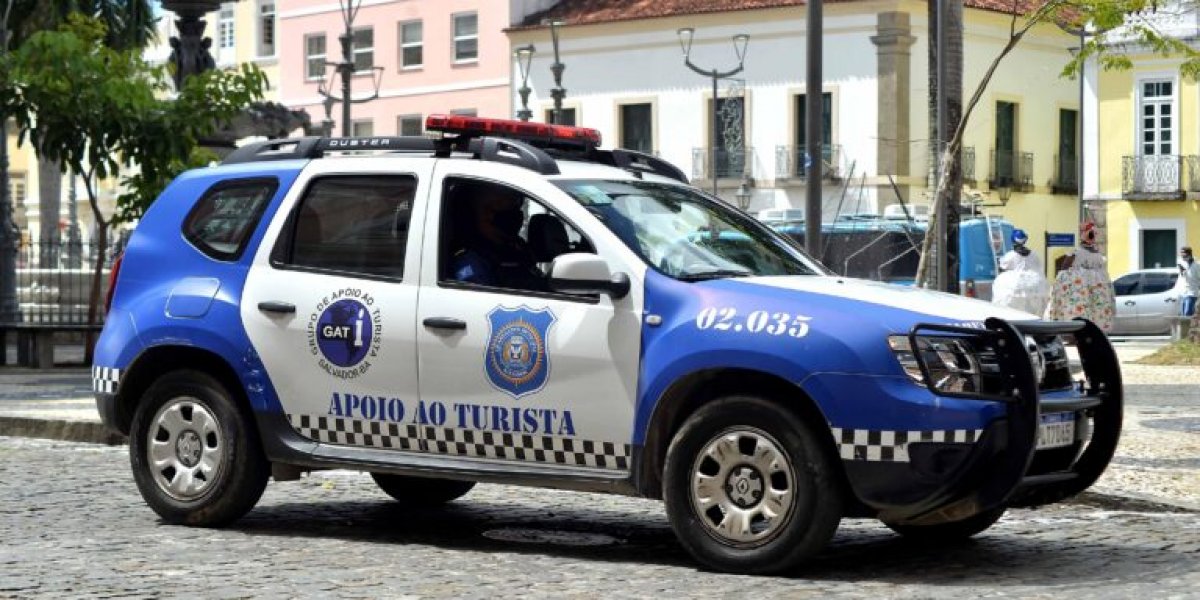 Homem é denunciado por turistas por importunação sexual em bar na Barra