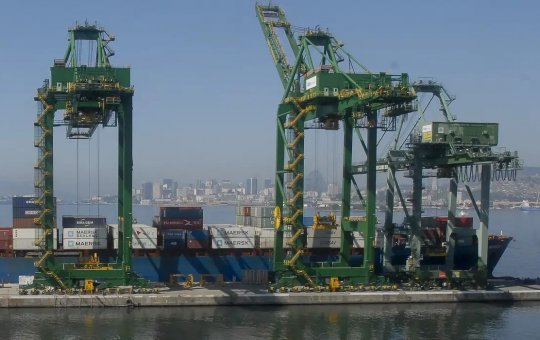 Balança comercial apresenta superávit de aproximadamente US$ 75 bilhões em 2024