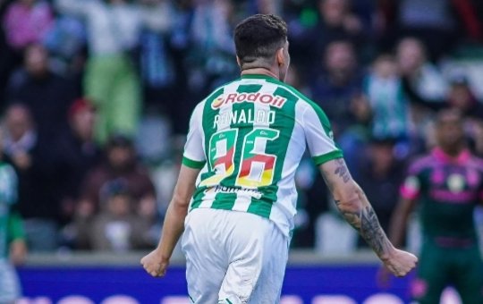 Vitória toma chapéu do Internacional e volante deve assinar com time gaúcho