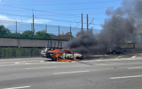 Carro pega fogo na Avenida Paralela e gera congestionamento na região