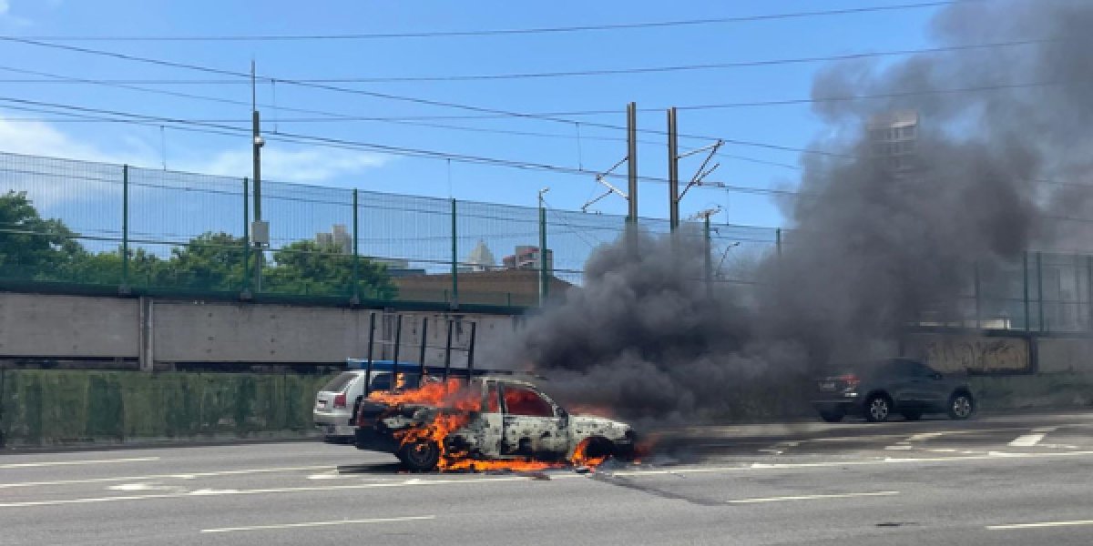 Carro pega fogo na Avenida Paralela e gera congestionamento na região
