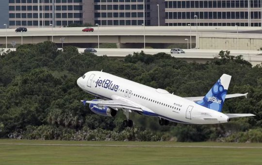 Dois corpos são encontrados no trem de pouso de avião no aeroporto da Flórida, nos EUA