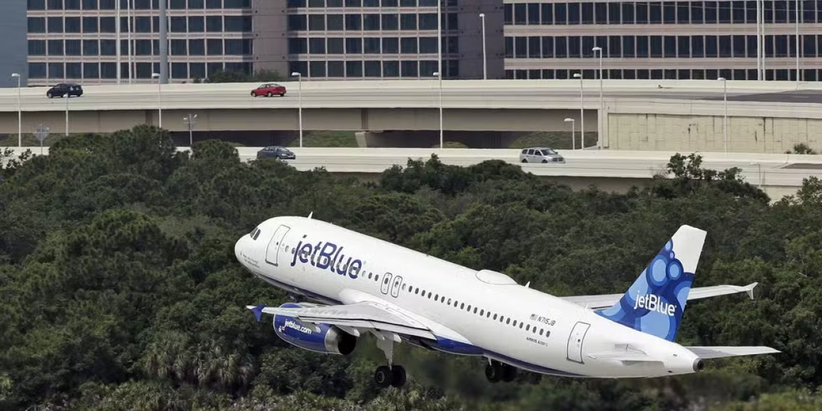 Dois corpos são encontrados no trem de pouso de avião no aeroporto da Flórida, nos EUA
