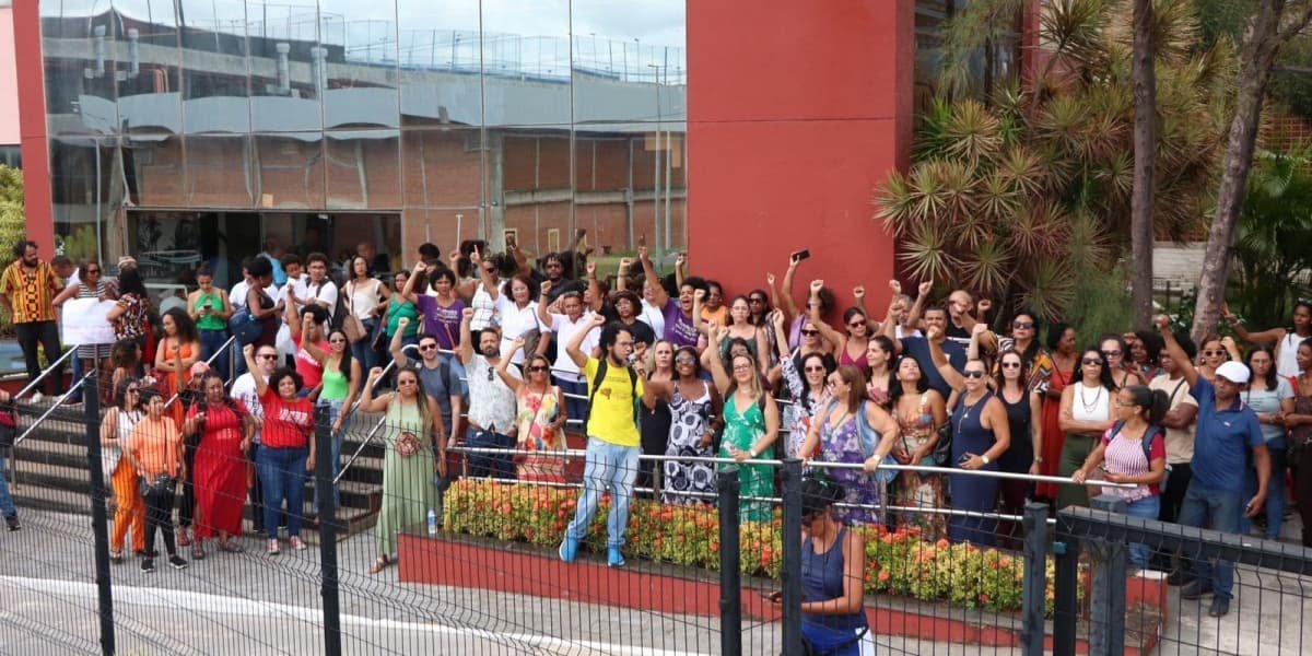 Servidores da Educação de Lauro de Freitas realizam protesto contra salário atrasado; prefeita Débora Régis culpa gestão anterior