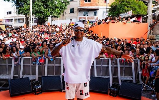 Léo Santana ensina a letra de "Surra de Toma" em LIBRAS