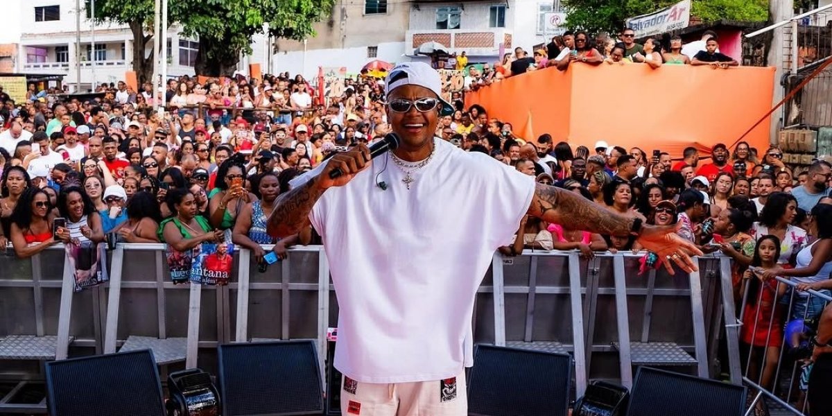 Léo Santana ensina a letra de "Surra de Toma" em LIBRAS