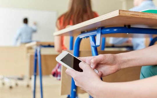 Lula deve sancionar lei que proíbe uso de celulares nas escolas; descubra quando