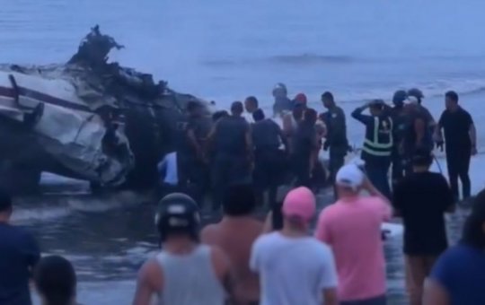 Vídeo mostra momento em que Corpo de Bombeiros resgata criança de aeronave que caiu em Ubatuba