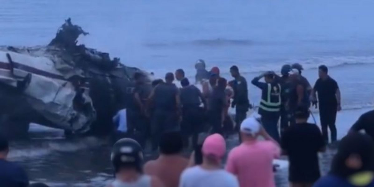 Vídeo mostra momento em que Corpo de Bombeiros resgata criança de aeronave que caiu em Ubatuba