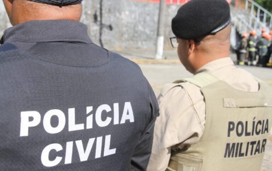 Caminhão que transportava cerveja tomba e tem carga saqueada em Feira Santana