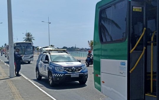 Suspeitos de vandalizar ônibus em Itapuã são detidos