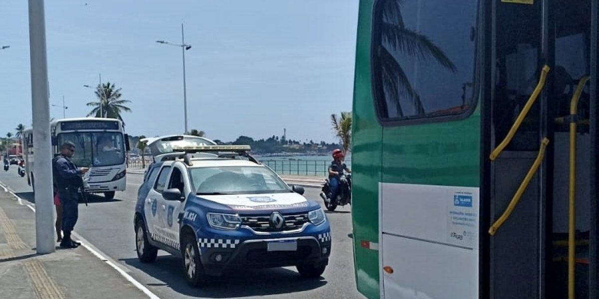 Suspeitos de vandalizar ônibus em Itapuã são detidos