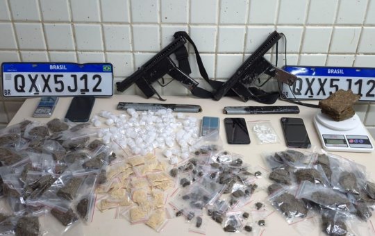Polícia Militar apreende armas e drogas durante operação em Itapuã