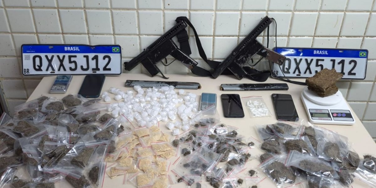 Polícia Militar apreende armas e drogas durante operação em Itapuã