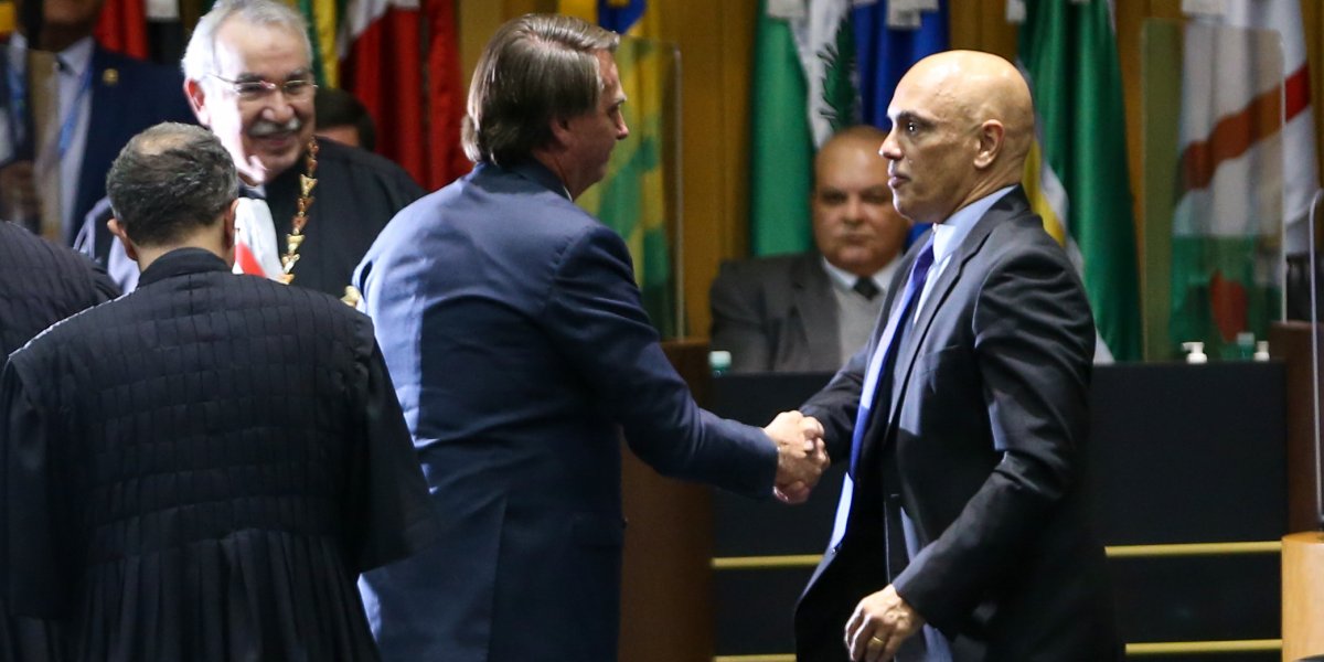 Bolsonaro pede permissão de Alexandre de Moraes para poder fazer viagem aos EUA