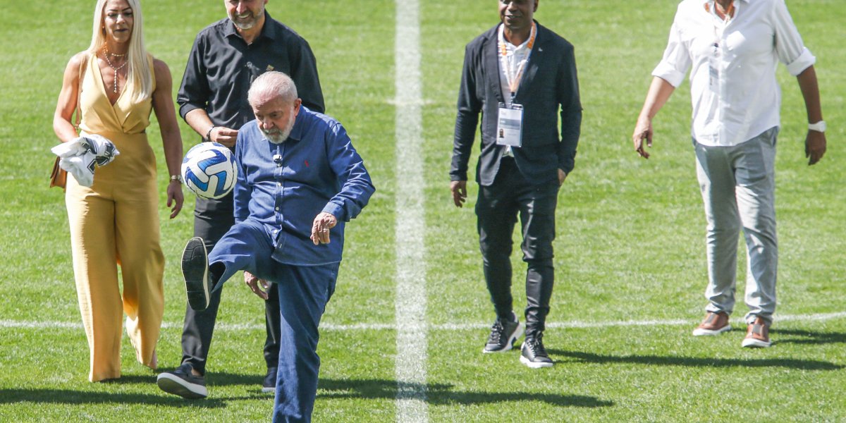 Lula anuncia doação para 'vaquinha' da Arena Corinthians e desmente taxação de pix