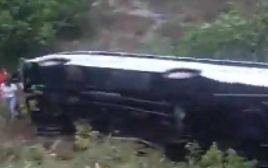 GRAVE: Ônibus capota na Região Metropolitana de Salvador e deixa feridos