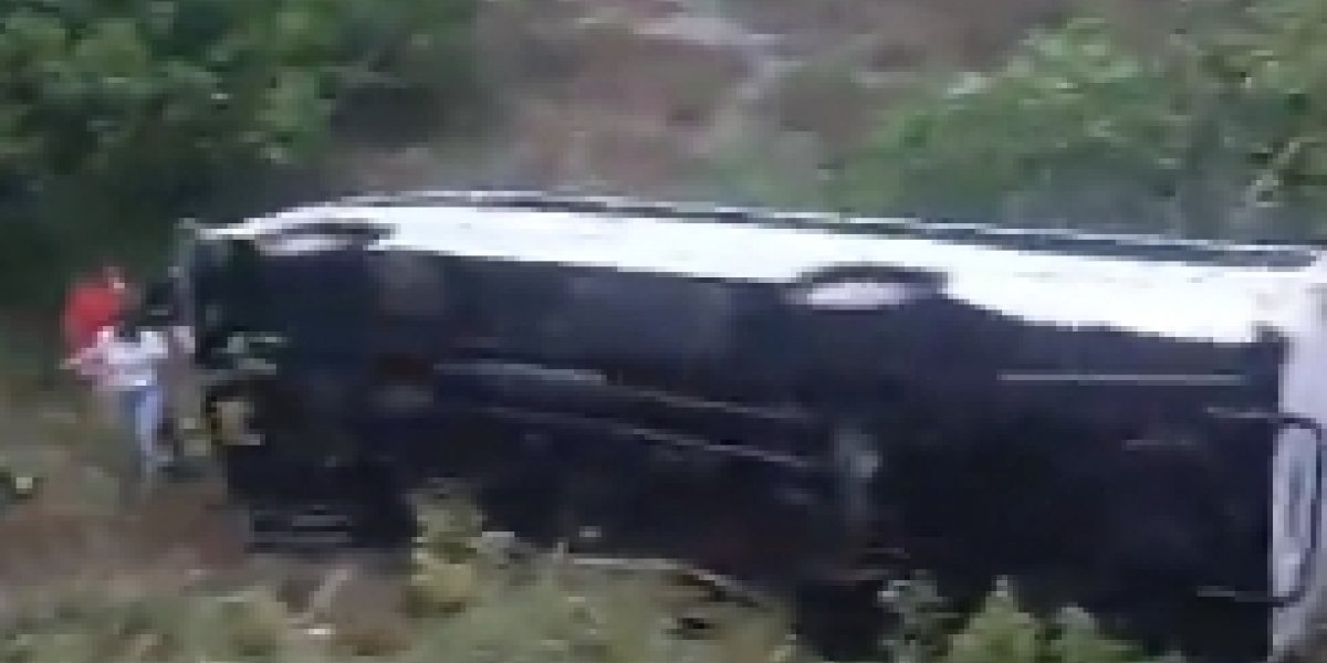 GRAVE: Ônibus capota na Região Metropolitana de Salvador e deixa feridos