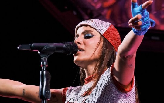 "Não tenho paciência", afirma Anitta sobre fãs que invadem o palco durante o show