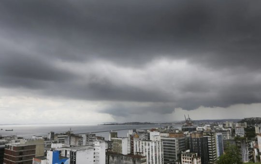 Inmet emite alerta de chuvas intensas para Salvador e outras cidades da Bahia nesta segunda (13)
