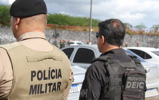 Cinco carros roubados são apreendidos com falso policial penal em Salvador