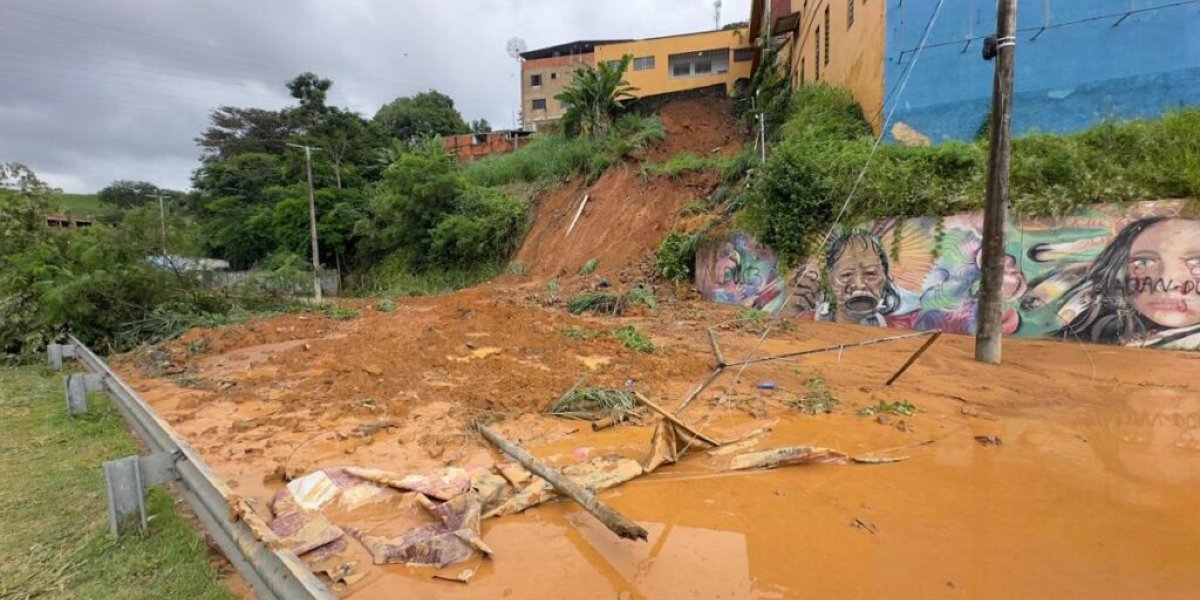 Deslizamento de terra deixa ao menos 10 mortos em Minas Gerais