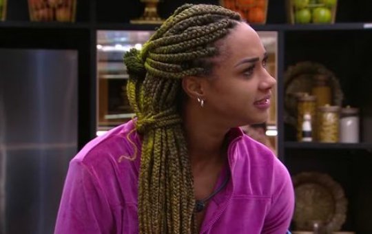 BBB 25: Baiana é criticada em dinâmica e declara afastamento de brother