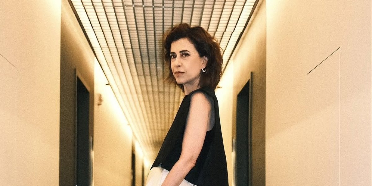 Repórter comete gafe e é corrigida por Fernanda Torres