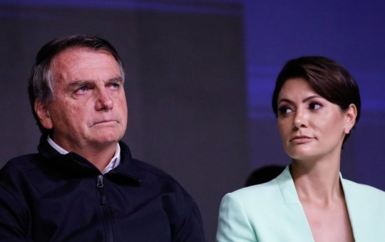 Após não conseguir liberação de Moraes, Bolsonaro deve mandar esposa para a posse de Trump