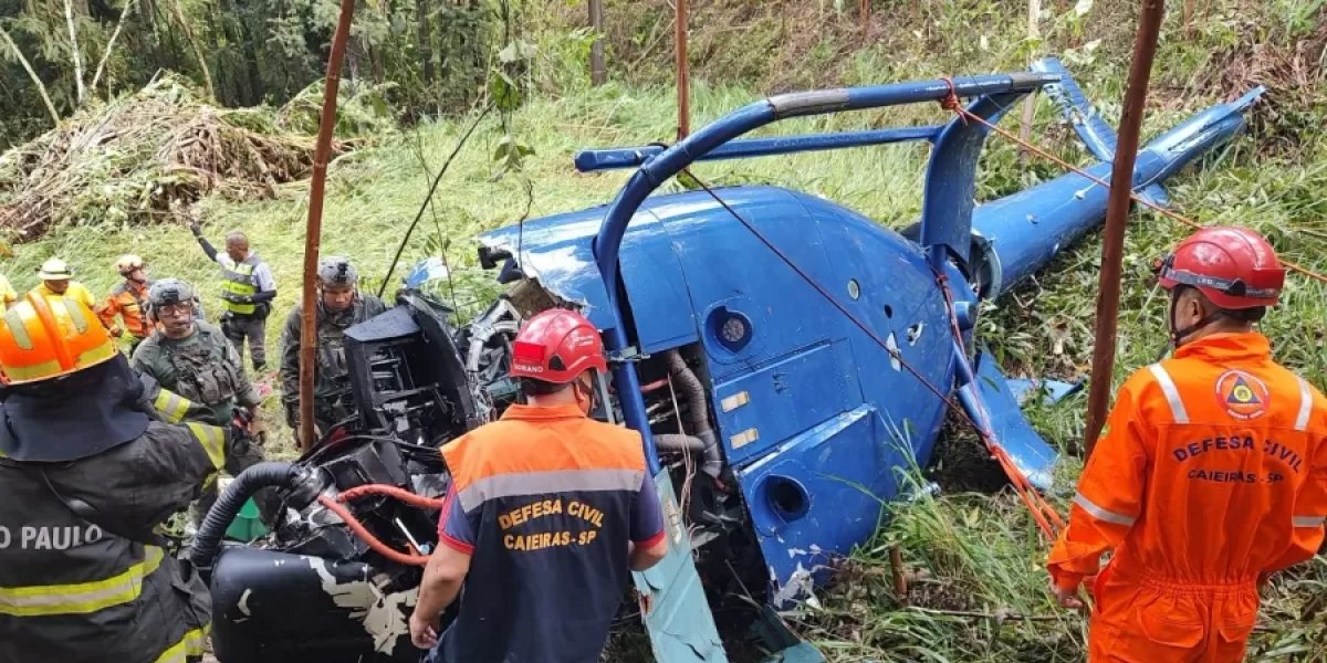 Helicóptero com quatro pessoas a bordo cai na Grande São Paulo e deixa dois mortos