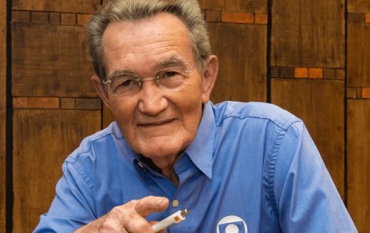 Léo Batista, referência do jornalismo esportivo, é internado em estado grave