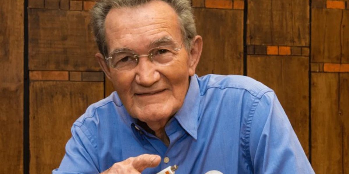 Léo Batista, referência do jornalismo esportivo, é internado em estado grave