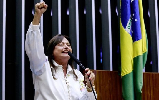 Deputada Alice Portugal denuncia atraso de 72 horas em voo da Latam para Porto Seguro