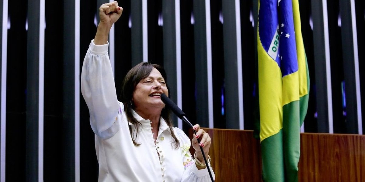 Deputada Alice Portugal denuncia atraso de 72 horas em voo da Latam para Porto Seguro