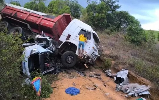 Acidente grave entre caminhão e carros em Imbassaí deixa quatro vítimas fatais