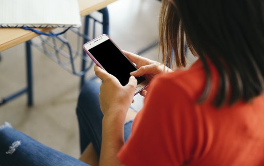 Lei proíbe celulares nas aulas e reacende debate sobre tecnologia na educação