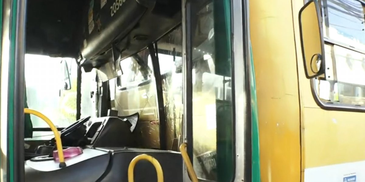 Ônibus perde freio e colide com outro coletivo na Avenida Paralela, em Salvador