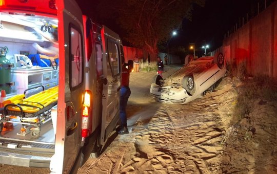 Homem morre após carro bater em muro e capotar em Conceição do Coité