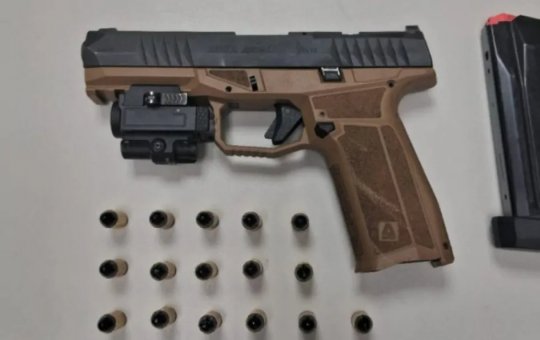 Casal é preso por porte ilegal de arma após acidente de trânsito em Feira de Santana