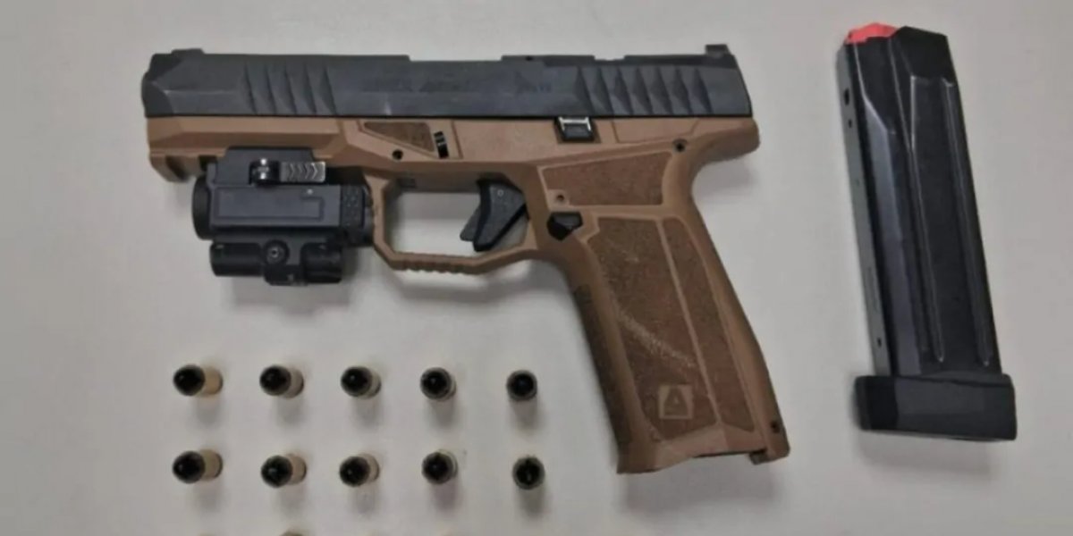 Casal é preso por porte ilegal de arma após acidente de trânsito em Feira de Santana