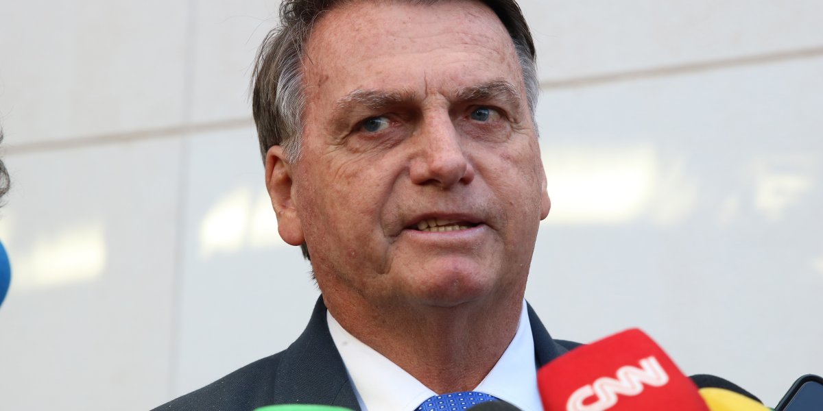 Bolsonaro ataca Alexandre de Moraes novamente e diz que pode fugir do país mesmo sem passaporte