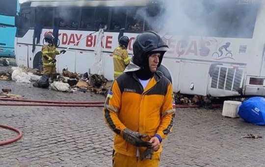 Ônibus fica parcialmente destruído em incêndio na cidade de Conceição do Coité