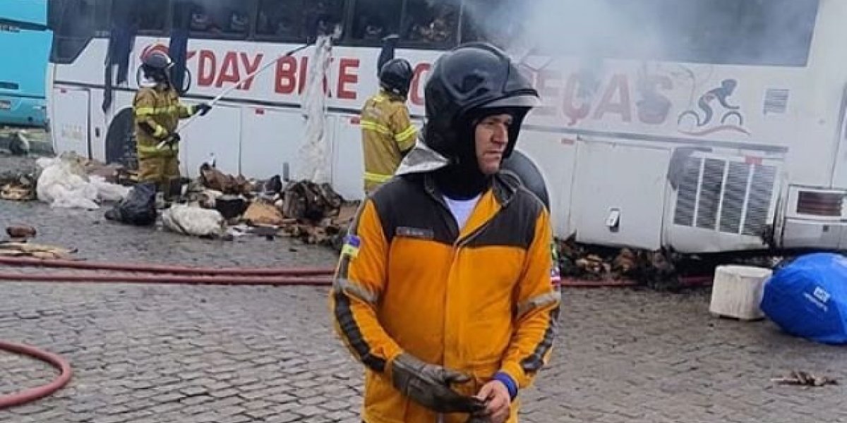 Ônibus fica parcialmente destruído em incêndio na cidade de Conceição do Coité