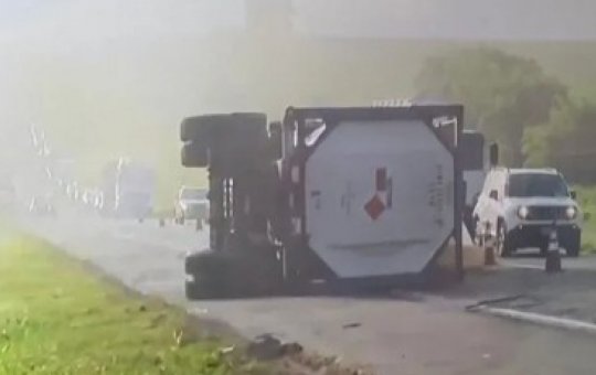 Trecho da BR-324 é bloqueado após tombamento de caminhão na pista