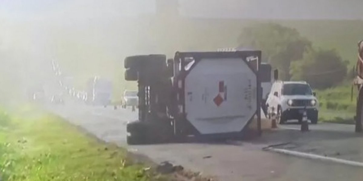 Trecho da BR-324 é bloqueado após tombamento de caminhão na pista