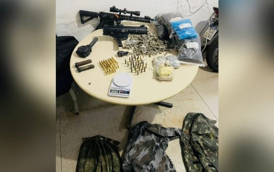 Adolescente de 13 anos é apreendido com fuzil, submetralhadora e drogas em São Sebastião do Passé