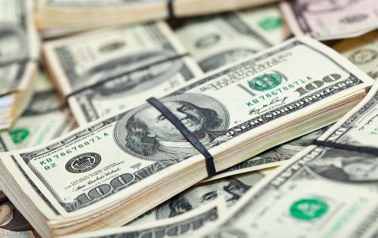 Dólar segue em queda e bate R$ 5,91 nesta sexta-feira (24)