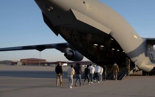 Avião com 88 brasileiros deportados dos Estados Unidos pousa em Manaus 