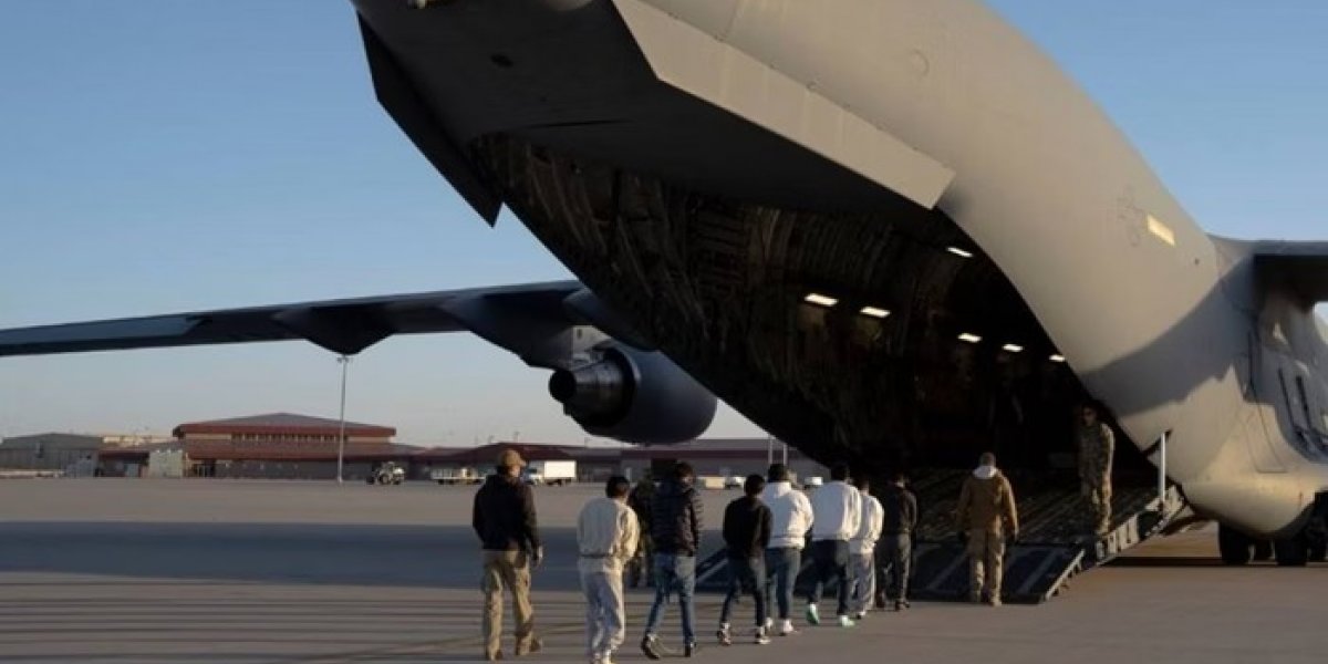 Avião com 88 brasileiros deportados dos Estados Unidos pousa em Manaus