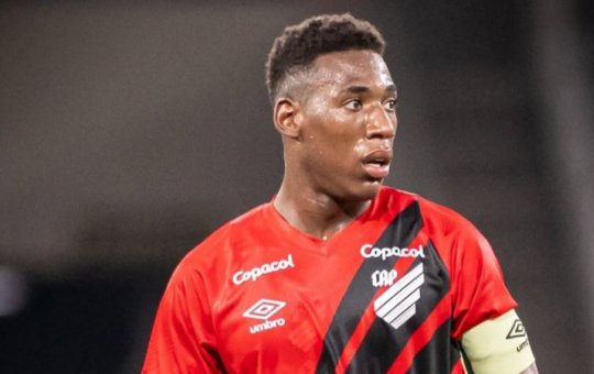 Absurdo! Zagueiro ex-Bahia é vítima de racismo em clássico de Curitiba